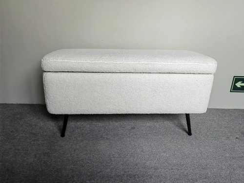 Čalouněná lavice s úložným prostorem Aurora bílá teddy do předsíně na černých nohách Atmosphera