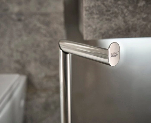 Stojan na toaletní papír Joseph Joseph Easystore Luxe stříbrný nerez moderní do koupelny