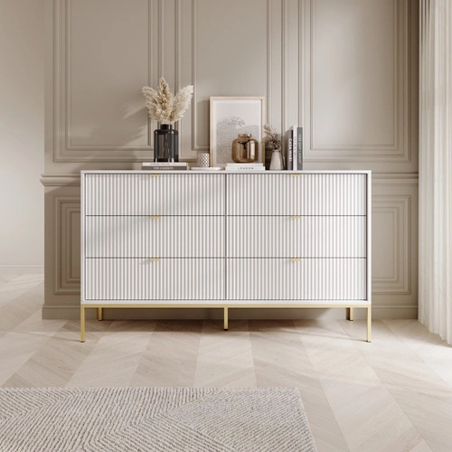 Komoda Delicious bílá s drážkovanými zásuvkami glamour na zlatých nohách do obýváku 154 cm
