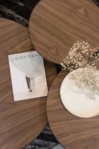 Kulatý konferenční stolek TRE 900 americký ořech skandinávský do obýváku NORDIFRA