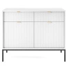Bílá moderní komoda Delicious s drážkovaným povrchem, zásuvkami a nožičkami 104 cm do obýváku