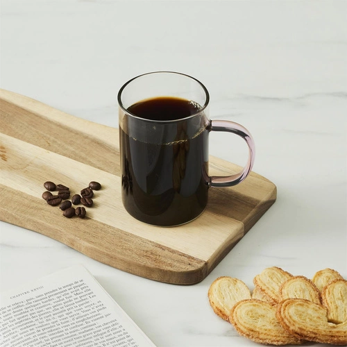 Sklenice na kávu Intesi Coloured minimalistická s růžovým uchem 300 ml skleněná