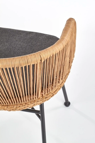 Ratanová jídelní židle Raffu s područkami a šedým polštářem na kovových nohách