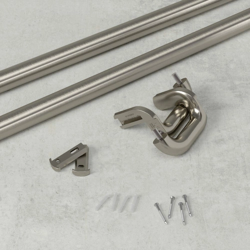 Jednoduchá záclonová tyč Umbra Twilight stříbrná nastavitelná na zatemňovací závěsy do obývacího pokoje 168–366 cm