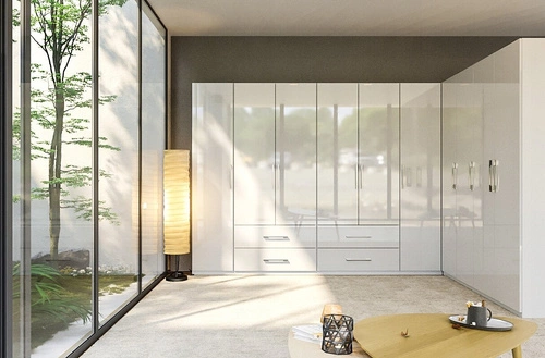 Moderní bílá šatní skříň Flory s leskem, dvoudveřová, s policí a tyčí do ložnice