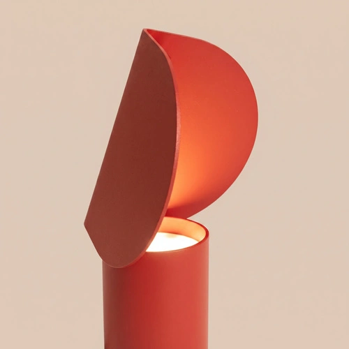 Stolní LED lampa BISCUIT značky THORO LIGHTING v červené barvě, 13 cm