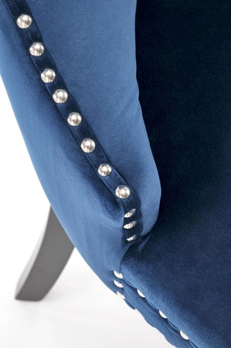 Jídelní židle Charlotte Intesi čalouněná sametem v námořnické modři s dřevěnými nohami glamour