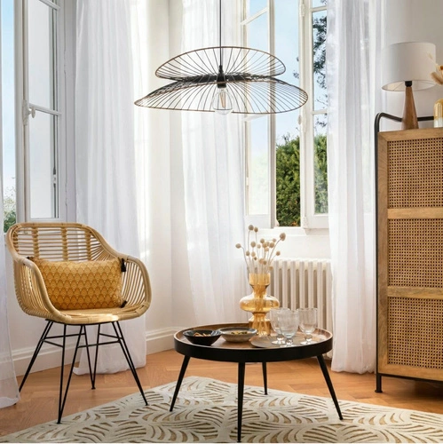 Ratanová židle Koeta Atmosphera do jídelny a obývacího pokoje s područkami na kovových nohách