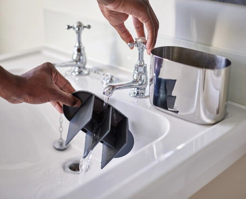 Joseph Joseph EasyStoreLuxe nerezový koupelnový organizér na zubní kartáčky moderní