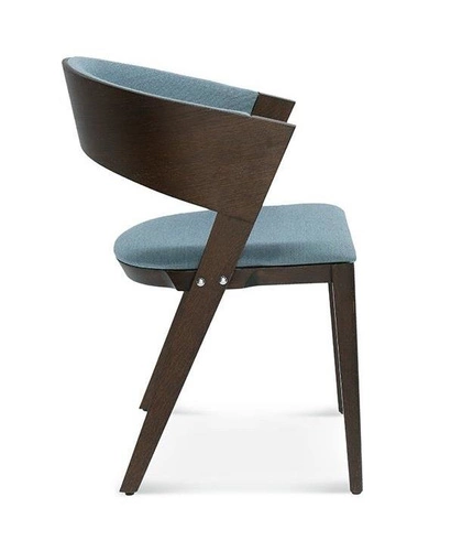 Čalouněná jídelní židle Fameg Cosy z dubu s područkami na míru do jídelny a obýváku