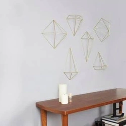 Kovová nástěnná dekorace Prisma Brass Umbra geometrická zlatá dekorace do obývacího pokoje