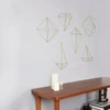 Kovová nástěnná dekorace Prisma Brass Umbra geometrická zlatá dekorace do obývacího pokoje