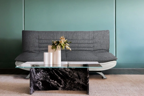 Rozkládací pohovka Faith pro 3 osoby s funkcí spaní, moderní šedo-bílá do obýváku Actona