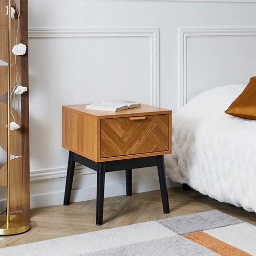 Noční stolek Felix 40 cm z přírodní borovice – moderní styl s dekorativním čelem