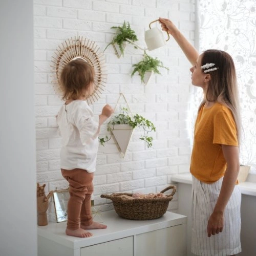 Nástěnný květináč Trigg Umbra geometrický keramický závěsný na bylinky bílo-zlatý