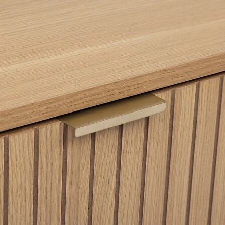 Noční stolek Atmosphera Tasso přírodní s drážkovaným čelem, zlatou podstavou a dvěma zásuvkami, šířka 40 cm