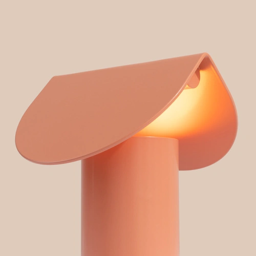 Stolní LED lampa BISCUIT značky Thoro Lighting v broskvové barvě
