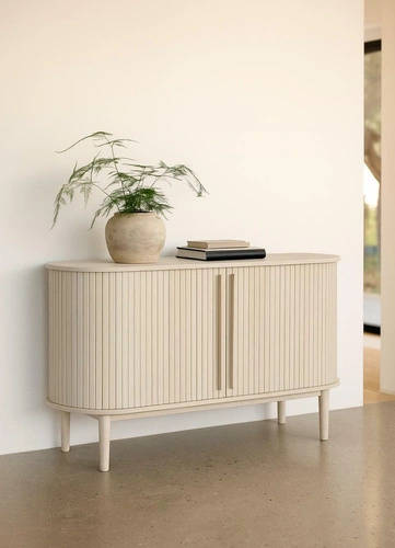 Komoda Meta 140 cm dřevěná rýhovaná na nožkách do obýváku