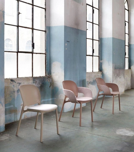 Zahradní židle s područkami Hug SCAB Design béžová stohovatelná snadné čištění