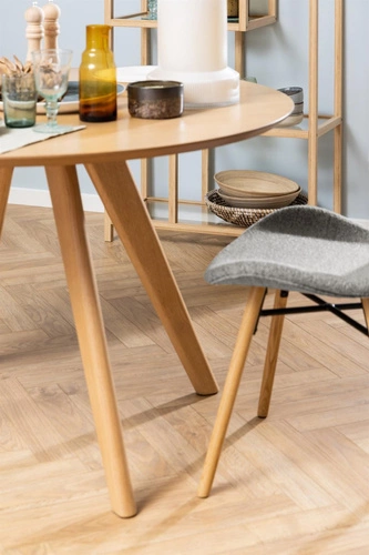 Čalouněná jídelní židle Batilda šedá moderní s dřevěnými nohami Actona