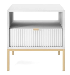 Noční stolek Delicious Intesi s drážkovanými dvířky, bílý, zlaté nohy, 54 cm, se zásuvkou, glamour styl