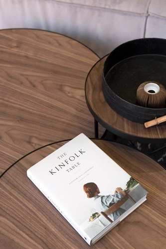 Kulatý konferenční stolek TRE 60 cm americký ořech skandinávský do obýváku NORDIFRA