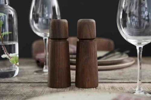 Crush Grind dřevěný mlýnek na sůl a pepř 17 cm moderní ořech hnědý