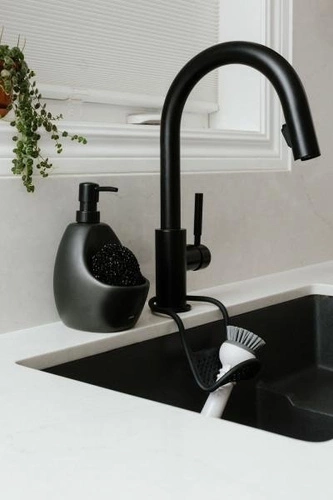 Keramický dávkovač na mycí prostředek a houbičku Joey Umbra černý do kuchyně
