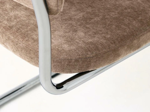 Čalouněná jídelní židle Griffin na lyžinách taupe chrom