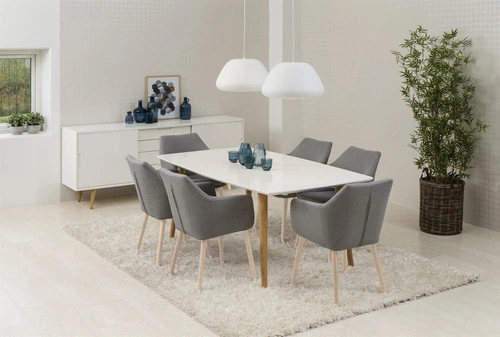 Čalouněná jídelní židle Nora Actona šedá s područkami na dubových nohách