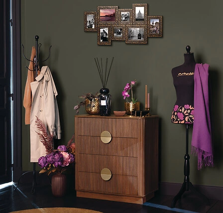 Moderní ořechová komoda Wany 80 cm s frézovanými zásuvkami do obýváku a ložnice Atmosphera