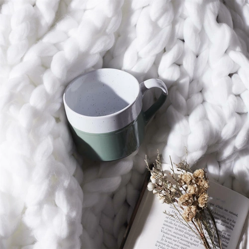 Keramický hrnek Jumelle zelený 330 ml na kávu a čaj ve stylu japandi Intesi