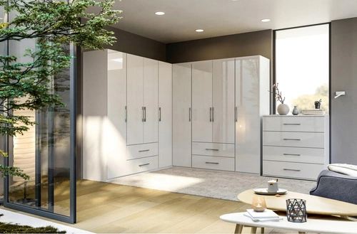 Šatní skříň Flory 3dveřová s zrcadlem bílý lesk moderní do ložnice 134 cm