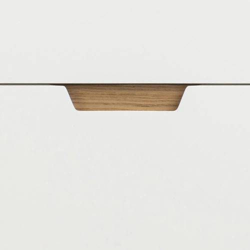 Bílá komoda se zásuvkami Lowell Actona 80 cm skandinávská na dubových nožkách do obýváku