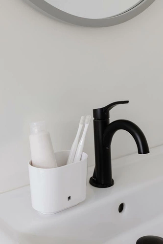 Umbra Step bílý kelímek na zubní kartáčky do koupelny moderní