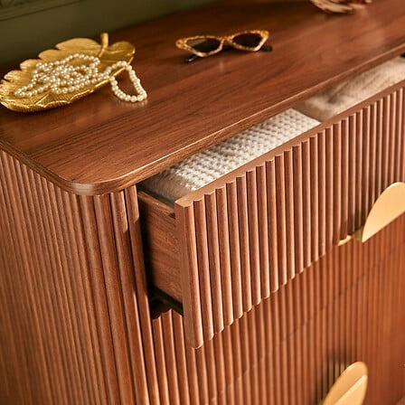 Moderní ořechová komoda Wany 80 cm s frézovanými zásuvkami do obýváku a ložnice Atmosphera