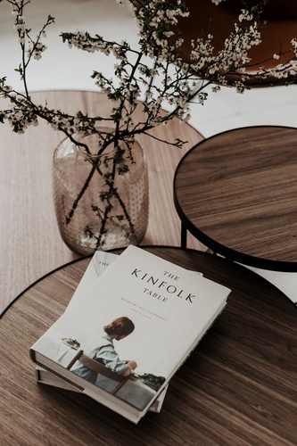 Kulatý konferenční stolek TRE 60 cm americký ořech skandinávský do obýváku NORDIFRA