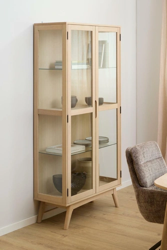 Vitrína Marte Actona dub bělený skleněná do obýváku a jídelny