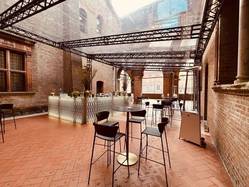 Barová židle s opěrkou Lisa 75 cm černá moderní do kuchyně a na ostrůvek stohovatelná