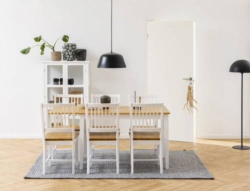 Dřevěná jídelní židle Brisbane Actona bílá skandinávská do jídelny a obýváku