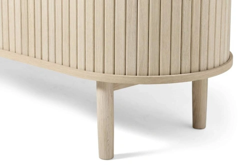 Komoda Meta 140 cm dřevěná rýhovaná na nožkách do obýváku