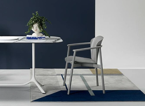 Dřevěná jídelní židle s područkami Finn SCAB Design, moderní, stohovatelná