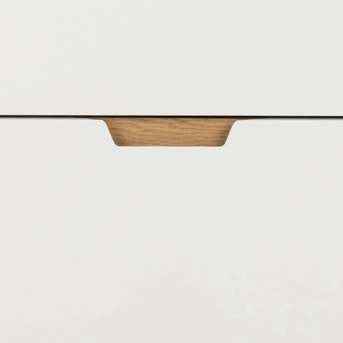 Komoda Lowell bílá se 6 zásuvkami na dubových nohách 135 cm moderní do obýváku