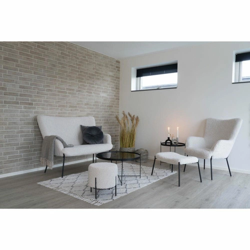 Bílý kulatý taburet Alford na černých nohách z teddy látky do obýváku a ložnice