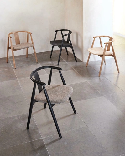 Jídelní dubová dřevěná židle Relate s područkami černá