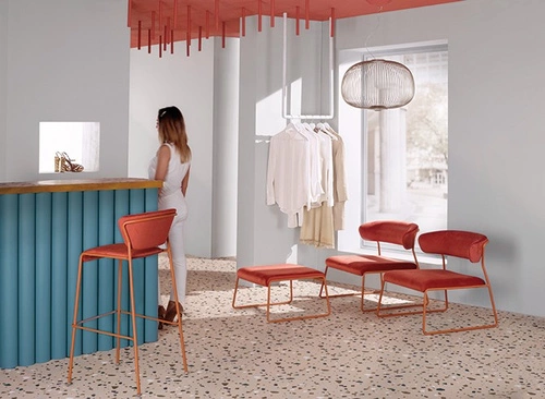 Zelené sametové lounge křeslo Lisa SCAB Design na zlatých lyžinách do moderního glamour obýváku