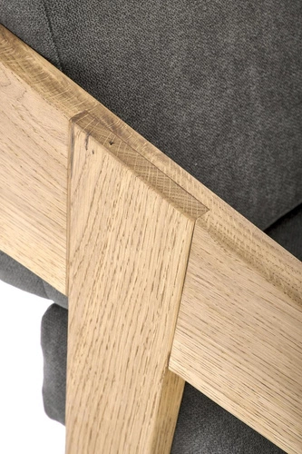 Šedé skandinávské křeslo Davero s dubovými nohami, čalouněné do obýváku