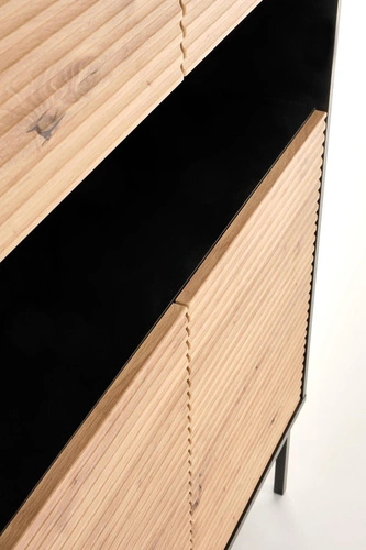 Vysoká komoda Nihala dub artisan černá loftová s frézovanými čely do obýváku 100 cm