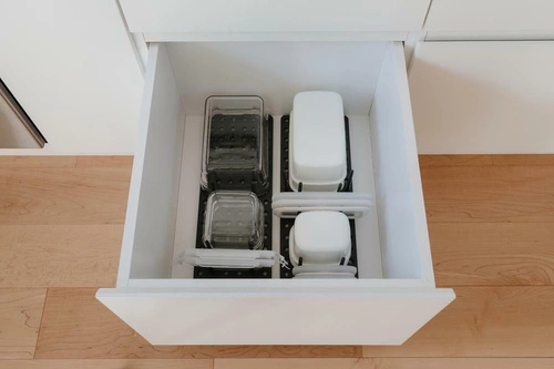 Stojan na nádobí Peggy černý