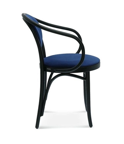 Čalouněná jídelní židle Fameg B-9 dřevěná s područkami na míru